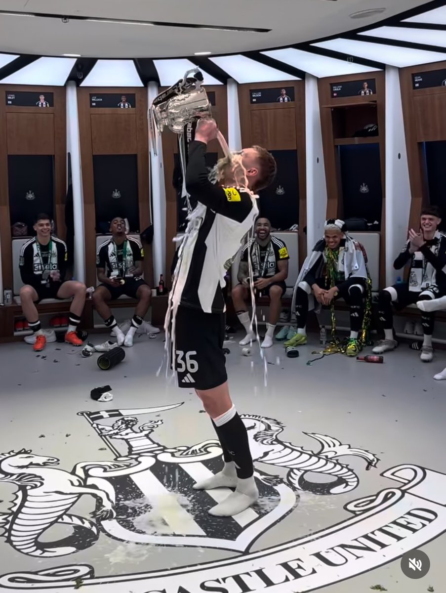 markschatter's tweet image. Tell me ma, me ma, I won't be home for tea, we've been to Wembley, and we won!! 🏆 #trophytime #nufc 70 years in the waiting!