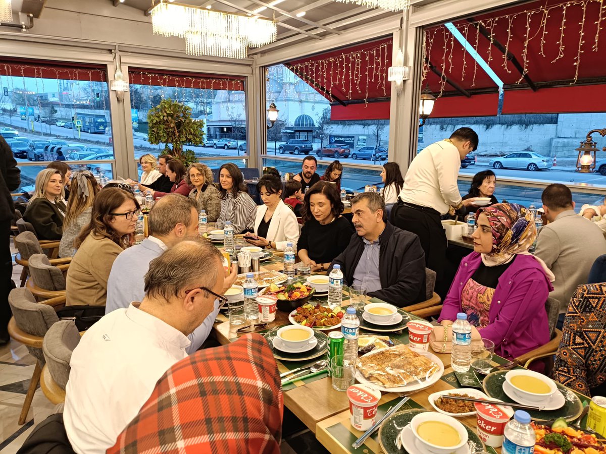 ÖğretmenİZ platformumuzun dergi ve video kanalına Ankara’dan içerik sunan öğretmenlerimizin iftar programına sürpriz bir ziyarette bulunarak değerli öğretmenlerimizle keyifli bir akşam geçirdik.  

Platformumuzun, öğretmenlerimizin sesini duyurmak ve yaptıkları çalışmaları