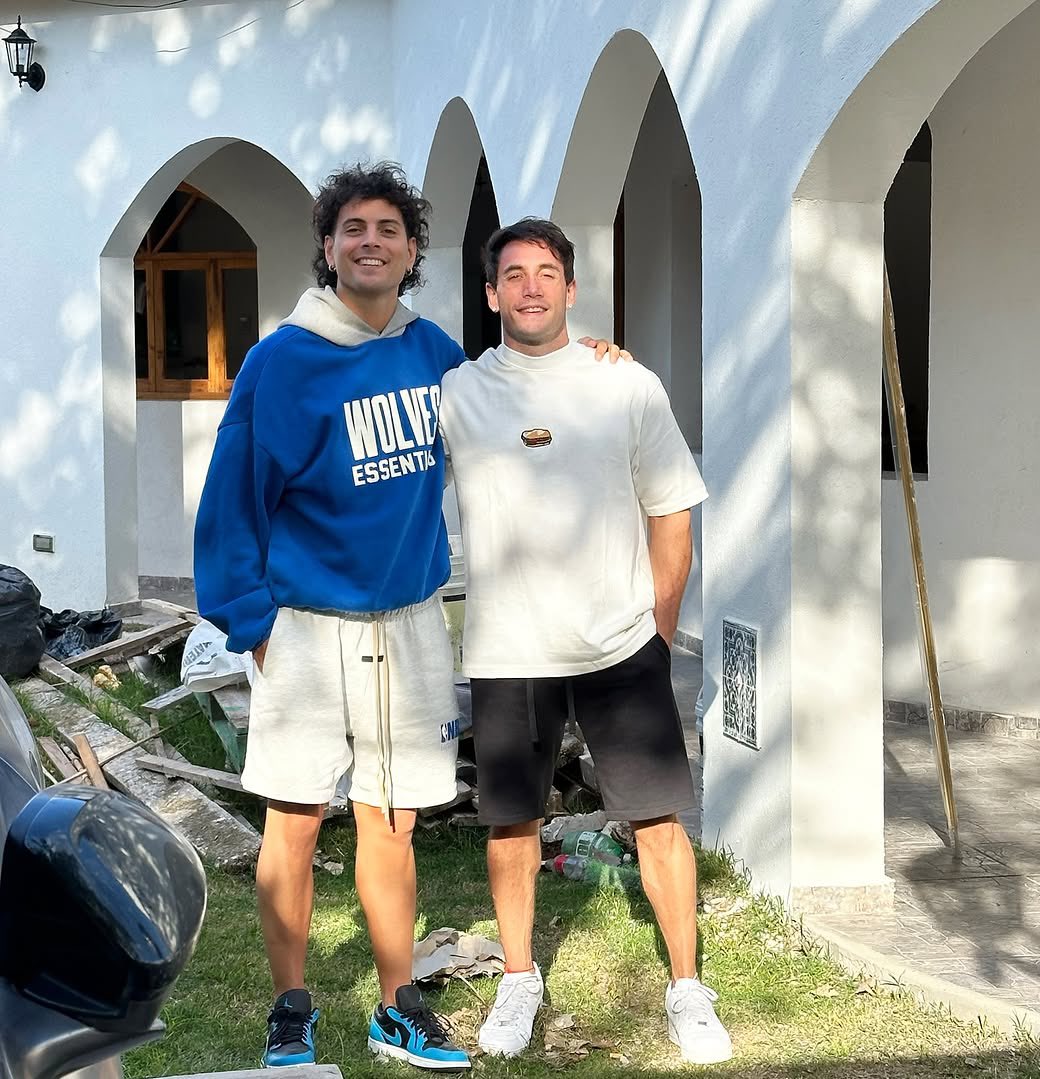 “Empezamos poniendo ladrillos en el stream alla por el 2013, hoy 12 años después poniendo los últimos de la casa.
Te amo hermano, ya es momento de que empieces la tuya eh. Siempre juntos.”
❤️ <a href="/momorelojero/">El Calamar de La Plata</a>