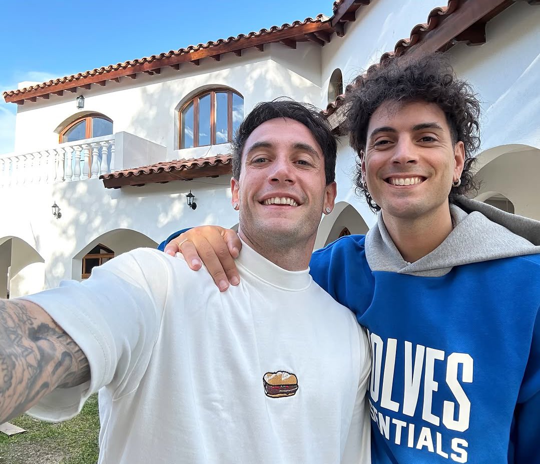 CoscuArmyOf's tweet photo. “Empezamos poniendo ladrillos en el stream alla por el 2013, hoy 12 años después poniendo los últimos de la casa.
Te amo hermano, ya es momento de que empieces la tuya eh. Siempre juntos.”
❤️ @momorelojero https://t.co/Zc1h2vvcU9