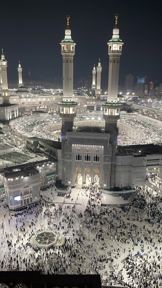 اللهم اغفر ﴿ لأمي وأبي ﴾ 
مغفرةً تتنزل عليهما في قبرهما ، فتفيض رحماته لتُسعد أهل القبور مـن حولهما ، يارب وصبَّ عليهما رضوانك ورضاك صباً ياأرحم الراحمين