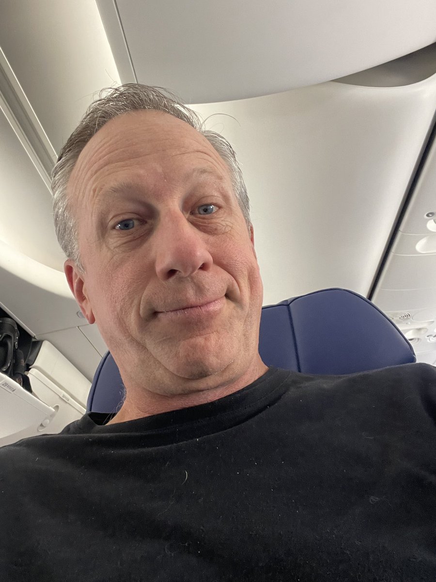 ryanponsford's tweet photo. Three things that determine your capacity to participate in an organized and complimentary society: How you get on and off an airplane, how you use lanes on the freeway, and what you do with your grocery cart in the parking lot. https://t.co/7VTBeoJUgv