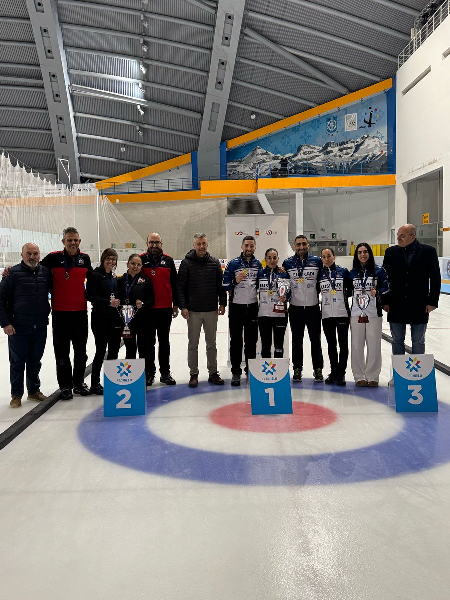 <a href="/Txuricurling/">Txuri-Berri Curling</a> Donostia Campeón de España Mixto 🏆👫👫🥌 
Décimo titulo y 8° consecutivo 👏🏻
<a href="/Txuricurling/">Txuri-Berri Curling</a> Gipuzkoa medalla de bronce 🥉👫👫🥌 👏🏻
#Zorionak #Curling Urrezko #KirolTxartela 

Pódium completo:
🏆🥇<a href="/Txuricurling/">Txuri-Berri Curling</a> Donostia 
🥈 <a href="/Curling_Jaca/">Curling Jaca</a> Red
🥇<a href="/Txuricurling/">Txuri-Berri Curling</a> Gipuzkoa