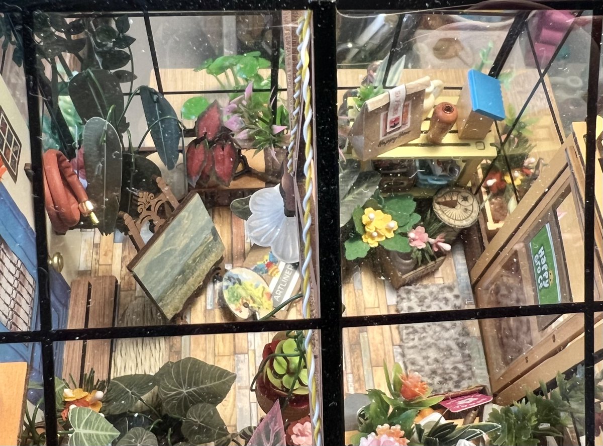 It’s been a very cold winter and Lady can get a little squirrelly (well, squirrelly-er🤪) so she decided to make a miniature greenhouse. I hope you enjoy these photos! #palsporch