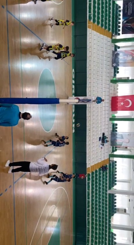 Üç yıl önce "Bir hayalimiz var" diye çıktık yola. Bugün Türkiye Finallerini son maçta kaçırdık.
64 öğrencilik köy okuluyla Türkiye'deki en iyi 16 okul arasındayız.Emeğinize sağlık evlatlarım.Hepinizle gurur duyuyorum #AdımovaSporAkademisi
<a href="/MNesipMahir/">Mehmet Nesip MAHİR</a> <a href="/hasan_kokrek/">Hasan Kökrek</a> <a href="/mehmetozmus_/">Mehmet ÖZMÜŞ</a>