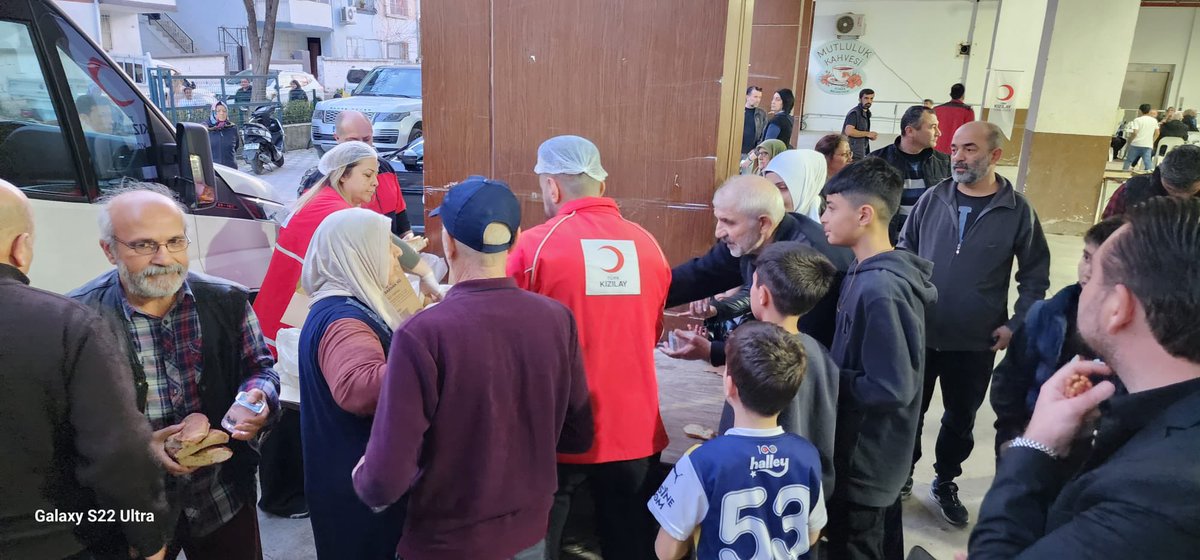 Türk Kızılay Konak Şubesi olarak, İzmir Milletvekilimiz Sayın Ceyda Bölünmez Çankırı, Yönetim Kurulu Üyelerimiz ve Gönüllülerimiz ile birlikte Toros Pazaryeri’nde ihtiyaç sahibi vatandaşlarımıza iftar yemeği dağıtımı gerçekleştirdik.
Emeği geçen herkese teşekkür ederiz.