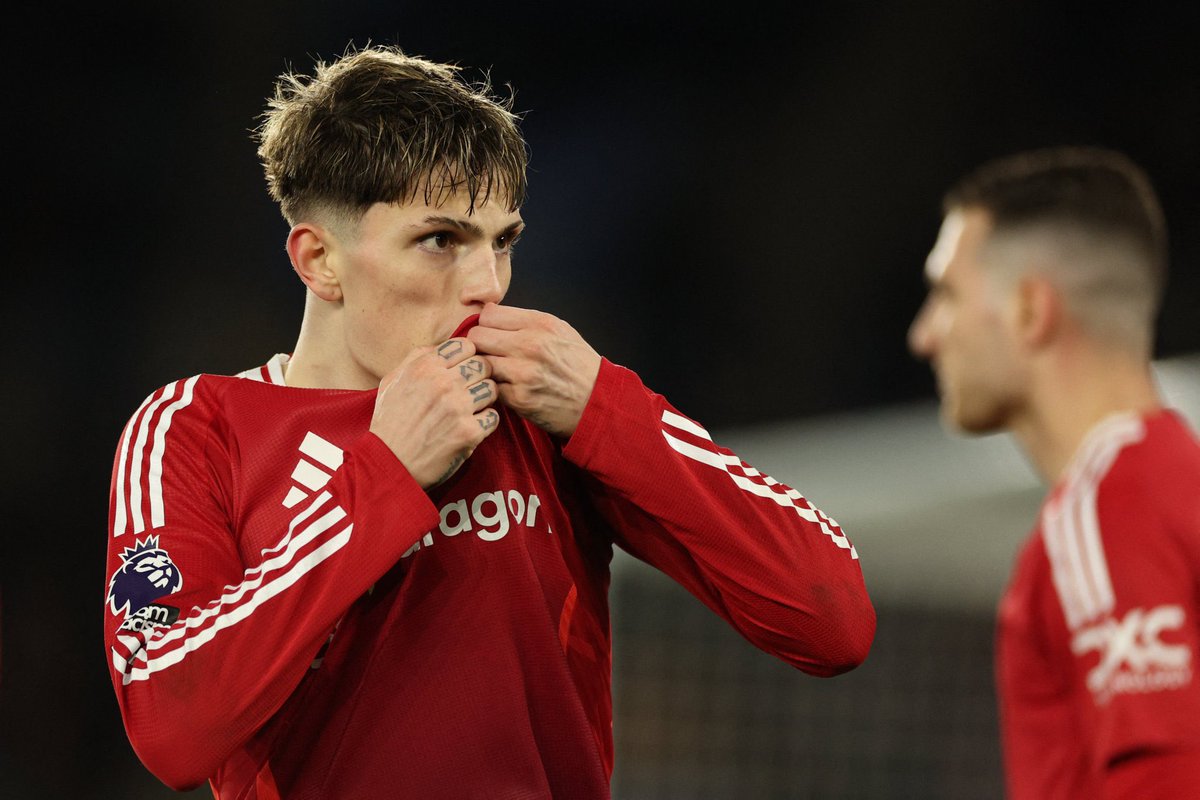 ❤️🛡️ Alejandro Garnacho kissed the Man United badge after scoring tonight.