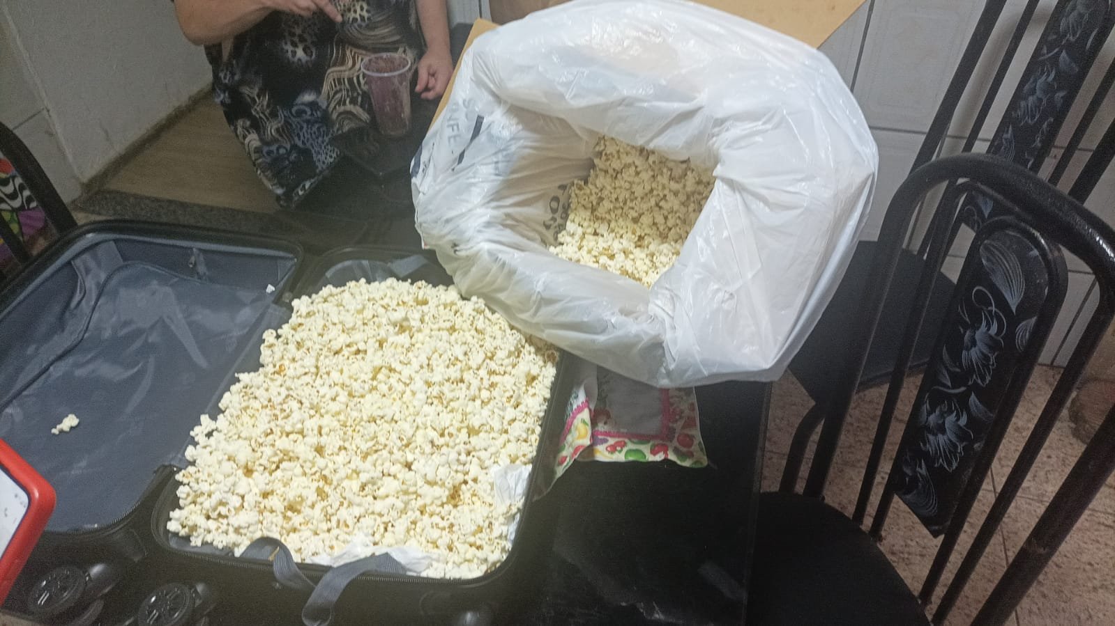 Clientes usam objetos inusitados como baldes de pipoca - Foto: Reprodução