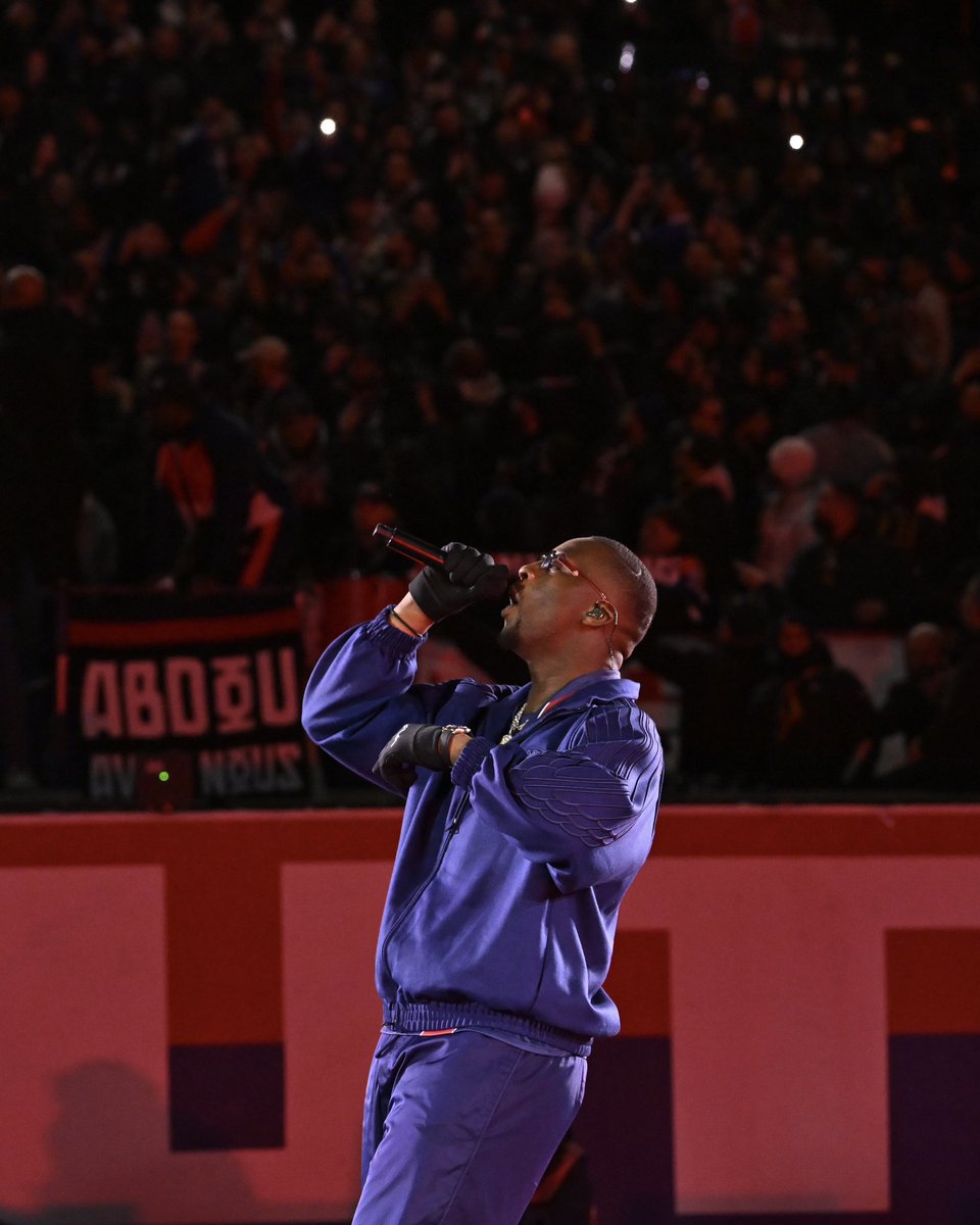 ActuFoot_'s tweet photo. "𝗖𝗢𝗠𝗠𝗘 𝗗𝗘𝗠 𝗗𝗘𝗠" 🎶🔴🔵

📸 @PSG_inside https://t.co/hjhkAFUIF1