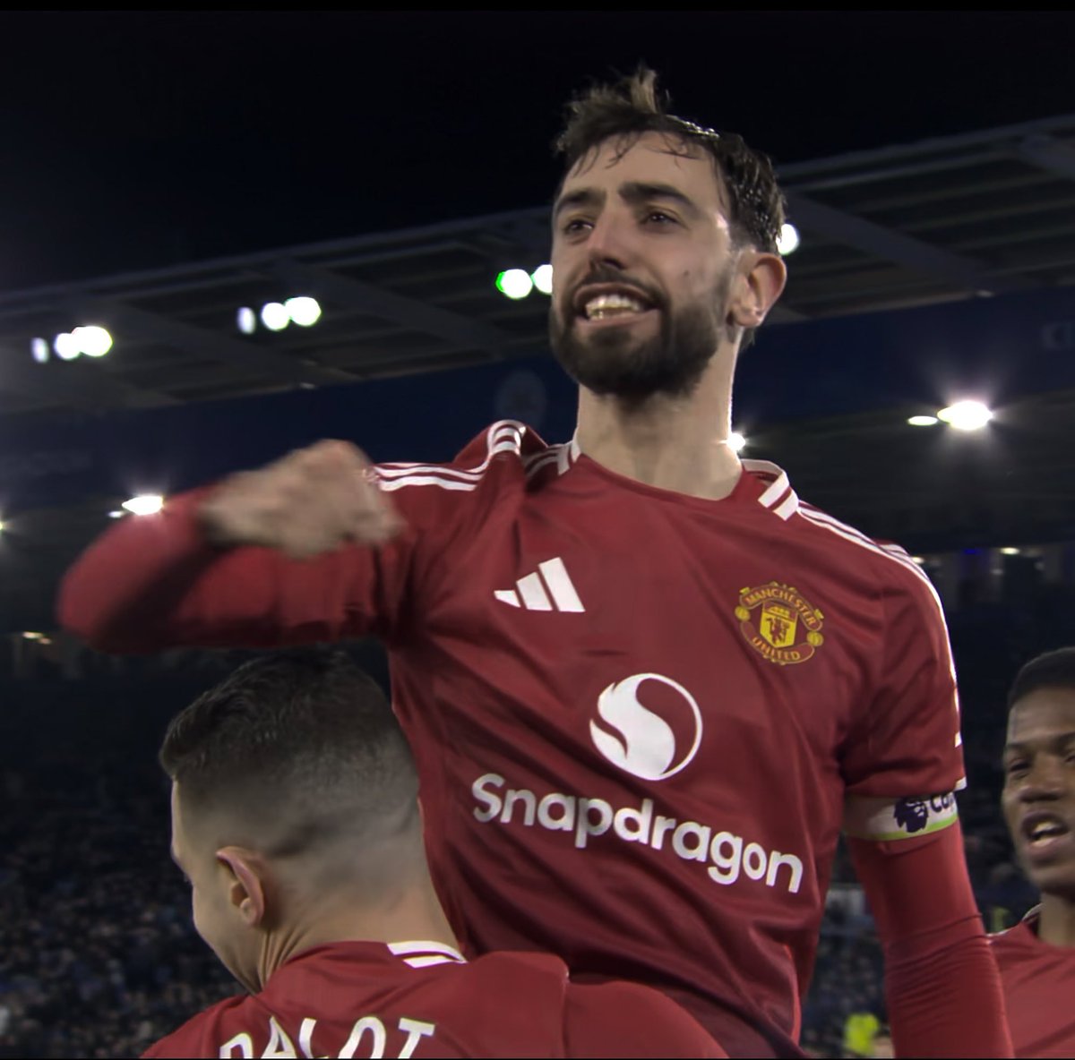 FINAL: Leicester 0-3 Manchester United.

• Fin de la mala racha de Rasmus Hojlund ✅ 
• Fin de la mala racha de Alejandro Garnacho ✅ 
• Doblete de asistencias de Bruno Fernandes Y GOLAZO 🪄  
• 7 partidos sin perder 🔥

¡¡¡GRAN GOLEADA PARA IRNOS A LA FECHA FIFA!!! ❤️‍🔥