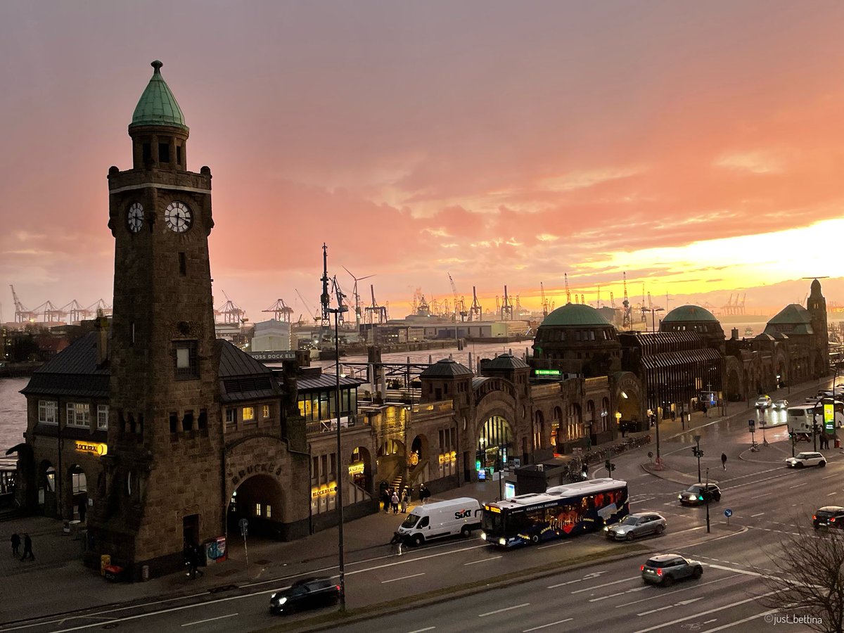 Landungsbrücken, Hamburg. I like it!
#Hamburg #photography #city #sunset