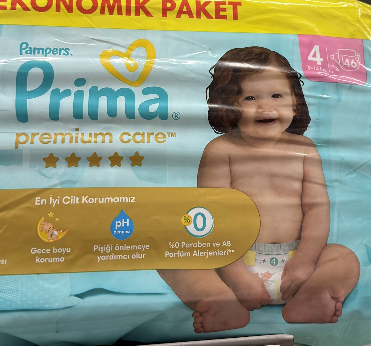 ogzhnonc's tweet photo. Premium Algıyı Zedeleyen Ambalaj Hatası: Markalar İçin Kritik Bir Ders!

Markalar, fiyatlandırma stratejilerine göre ambalaj tasarımlarını şekillendirebilir. Ancak, ekonomik bir ürün sunarken bile, kalite algısını korumak zorundasınız. Bu ambalajda ise, düşük fiyat segmentine hitap etmek için yapılan bazı tasarım hamleleri, markanın genel premium algısını sarsıyor.

1. Görsel Manipülasyon Hatası: Bebeğin Saçları Neden Doğal Görünmüyor?

Ambalaj üzerindeki bebeğin saçları aslında gerçek, ancak yanlış kesim, hatalı ışık ayarı ve başarısız entegrasyon nedeniyle yapay bir ekleme gibi duruyor.
•Saçın kesim hataları ve ışık uyumsuzluğu, yüzle olan bütünlüğü bozuyor.
•Saçın arka planla entegre olmaması, sonradan eklenmiş gibi bir his yaratıyor.
•Düşük kaliteli bir görsel düzenleme, tüketicide “Ambalajdaki bebek bile doğru tasarlanamamışsa, ürün gerçekten vaat ettiği kaliteyi sunuyor mu?” sorusunu uyandırıyor.

2. Fiyatlandırma Stratejisinin Tasarıma Etkisi: Doğru Hamle mi?

Bu ambalajın “Ekonomik Paket” olarak konumlandırılması, fiyat segmentini düşük göstermek için tasarımda bazı değişiklikler yapılmasını gerektirmiş olabilir. Ancak:
•Kırmızı-sarı “EKONOMİK PAKET” bandı, düşük fiyat algısını güçlendirse de, markanın premium kimliğiyle çelişiyor.
•Minimal ve rafine bir tasarım dili yerine, daha agresif bir fiyat vurgusu kullanılmış. Oysa ki, uygun fiyatlı bir ürün sunarken bile, marka bütünlüğü korunmalıydı.
•Tüketicinin gözünde premium kaliteyi düşük fiyatla buluşturmak yerine, sıradan bir ekonomik seçenek sunuluyormuş hissi yaratılmış.

3. Marka Algısına Zarar Veren Hatalar

Bir marka, premium segmentte olsa da, ekonomik seriler sunarken bile tasarım kalitesinden ödün vermemelidir. Ancak burada:
•Görsel düzenleme hataları, markanın özen eksikliğini gösteriyor.
•Fiyat odaklı agresif tasarım dili, ürün kalitesinin ikinci planda olduğu izlenimi yaratıyor.
•Ambalajın tasarım bütünlüğü korunmadığı için, tüketicide “Gerçekten bu markaya güvenebilir miyim?” sorusu oluşuyor.

Markalar için önemli bir ders: Uygun fiyatlı ürünler bile premium bir algı içinde sunulabilir. Tüketici, sadece fiyat değil, markanın detaylara gösterdiği özeni de satın alır.
Procter & Gamble

 #prima #ambalajhataları #markahataları
