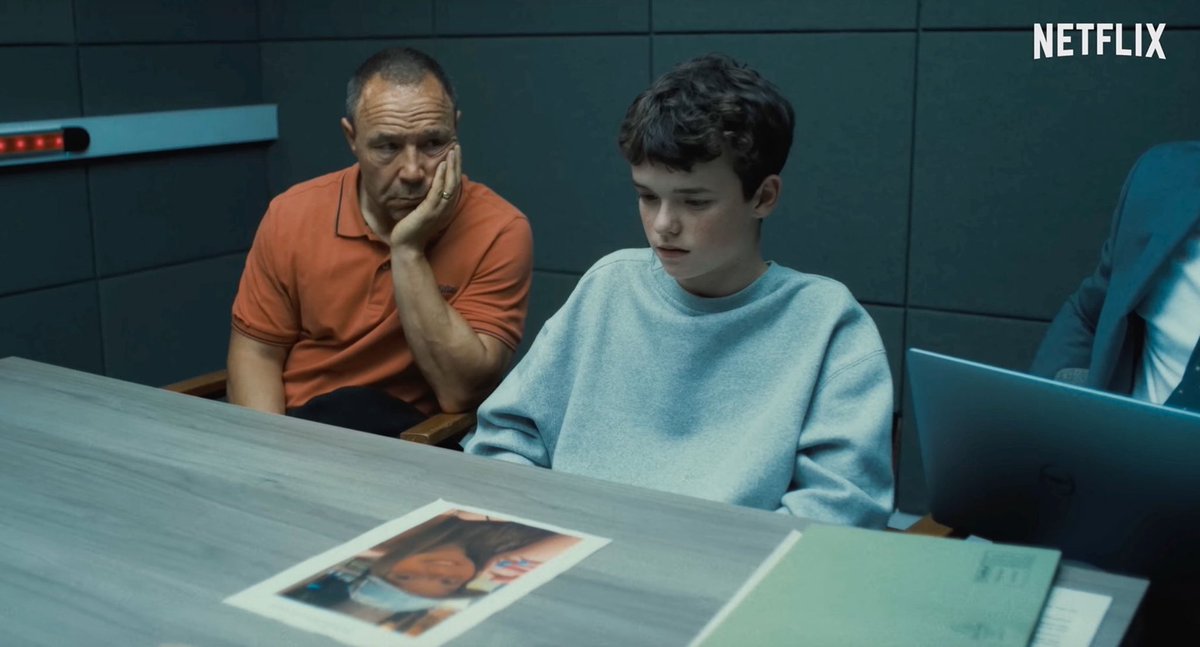 🔥 Adolescence (Netflix) es la serie que TODO padre, madre y educador debe ver. No es solo una historia sobre un crimen juvenil; es un espejo brutal de lo que están viviendo los adolescentes en la era digital. Redes sociales, pornografía, masculinidad tóxica, la presión de “ser