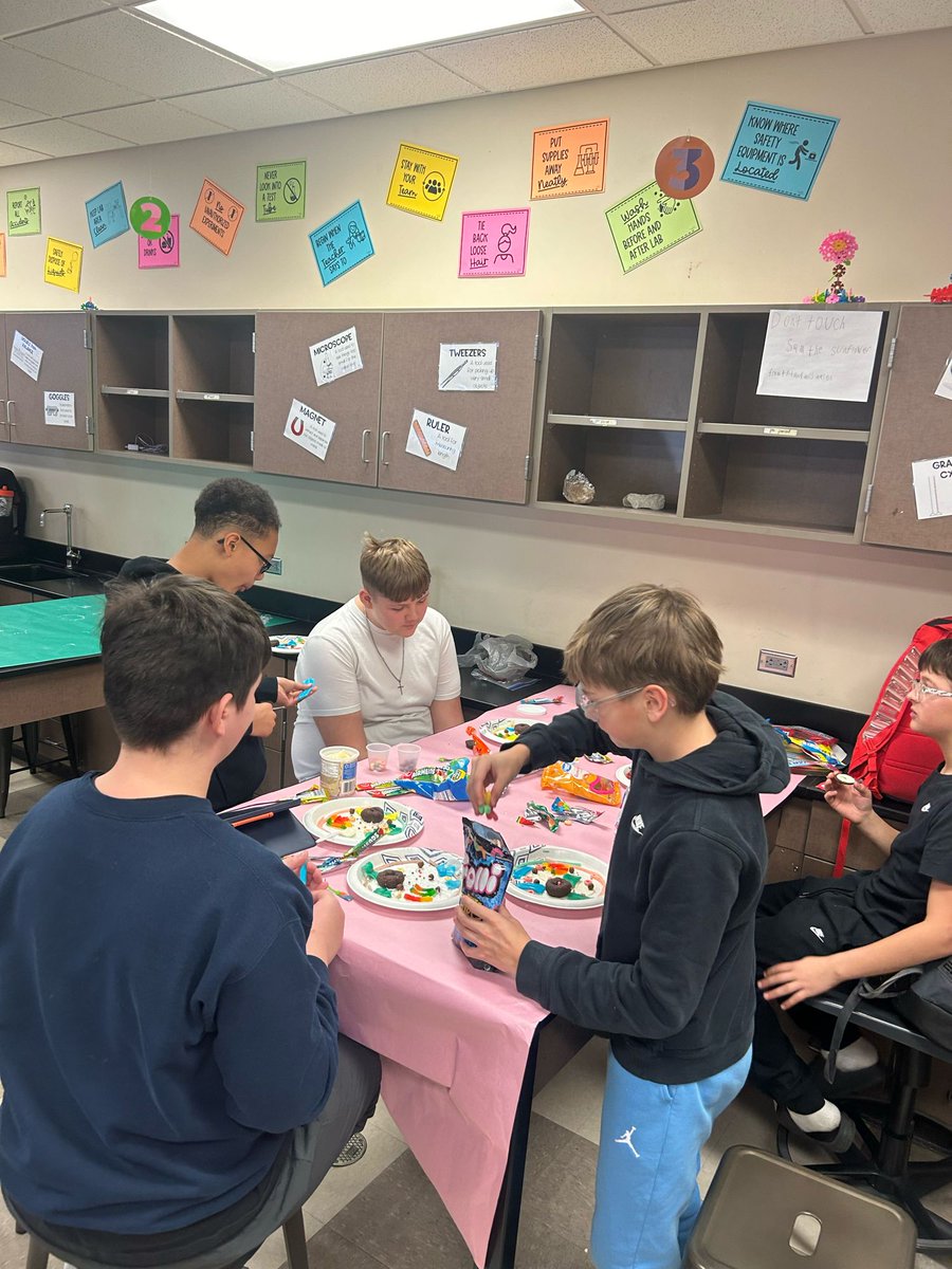 🍬Last week, Mrs. Mason’s 7th-grade Science classes wrapped up their unit on plant and animal cells. Students built edible cell models to identify organelles and describe their functions. Learning about mitochondria, the nucleus, and more has never been so sweet!