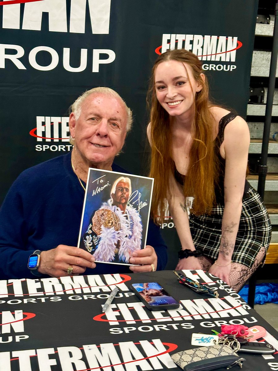naomi_rosenblum's tweet image. Did my first wrestling convention yesterday. Surreal moment meeting so many people who appreciate my artwork (& some of the wrestlers in said artwork lol). I can’t wait for the next one 🖤
Big thanks to Kayfabe Cardboard for bringing me!