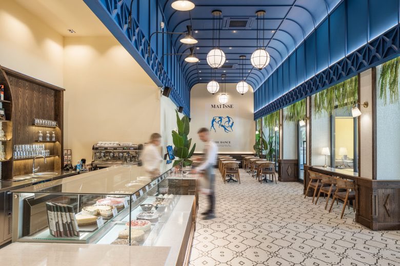 ID_razansh's tweet photo. “A well-organized plan makes the movement of workers easy and the comfort of customers. Besides the organism, light, music and the nostalgic atmosphere of the space make people relax.” 

Project:MATISSE patisserie 
By:NOMMA studio 
📍Podujeva-Kosovo
Area:150m2  

#Retail #design https://t.co/xWTJjajiV6