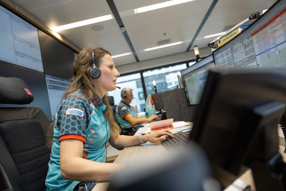 𝗩𝗔𝗖𝗔𝗧𝗨𝗥𝗘 - Als 𝗩𝗲𝗿𝗽𝗹𝗲𝗲𝗴𝗸𝘂𝗻𝗱𝗶𝗴 𝗰𝗲𝗻𝘁𝗿𝗮𝗹𝗶𝘀𝘁 𝗺𝗲𝗹𝗱𝗸𝗮𝗺𝗲𝗿 ben jij de eerste hulpverlener ter plaatse. Ben jij de enthousiaste, stressbestendige verpleegkundige die deze belangrijke, verantwoordelijke taak aankan? ➡️ werkenbij.ravzhz.nl/vacaturebeschr…