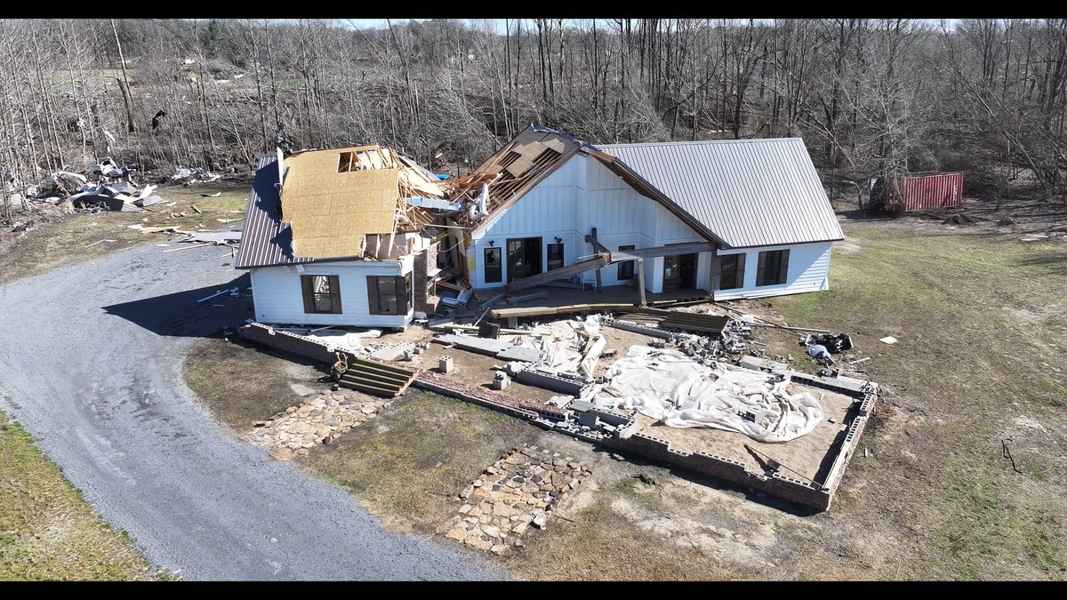 One of the crazier tornado damage DI's I've ever seen in Diaz, Arkansas. Home taken off its foundation almost in one piece but split in half. #ARwx