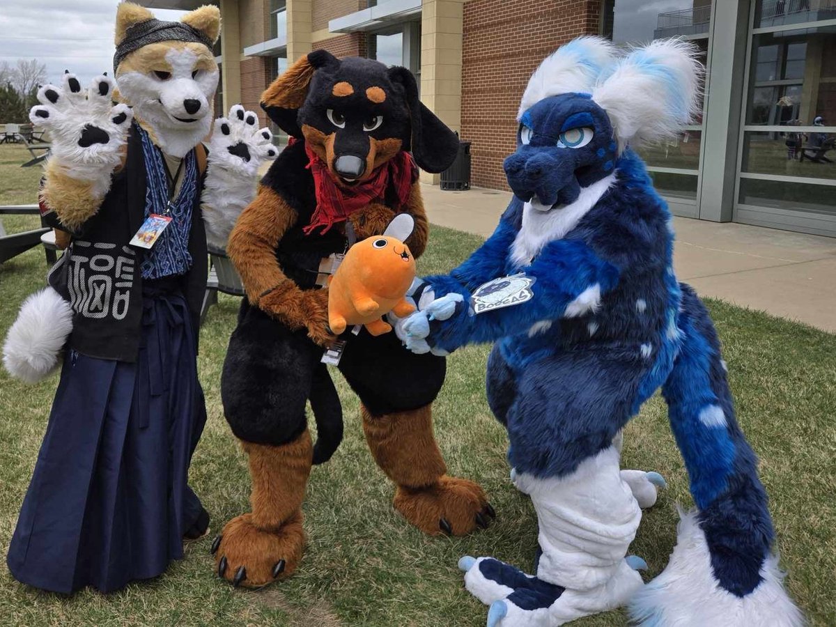 mewtwostyle's tweet photo. Boreas with some other cuties at Naka-Kon 2025! 

🧵🪡 - @2stupidfurs 

#Nakakon2025 #nakakon #furry #fursuit #fursuiter #macaroniraptor #furryfandom https://t.co/FuGI7WJs8a