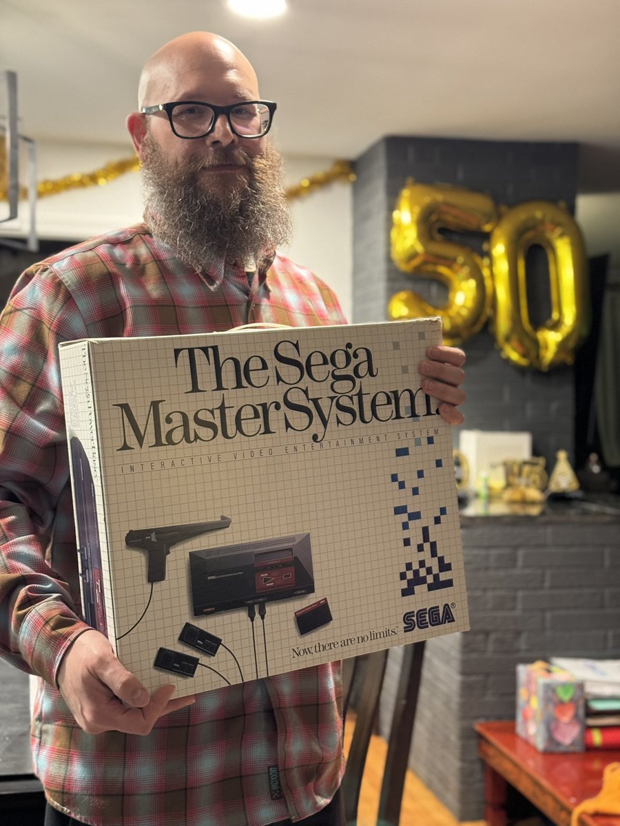 atari_age_gamer's tweet image. This guy just got a complete in box Sega Master System.  I never owned one as a kid .  My lone experience with 8bit Sega was the Powerbase converter for the Genesis a friend had.  I always thought it was neat ! Glad I got gifted this for my 50th! 
#sega #segamastersystem #Retro