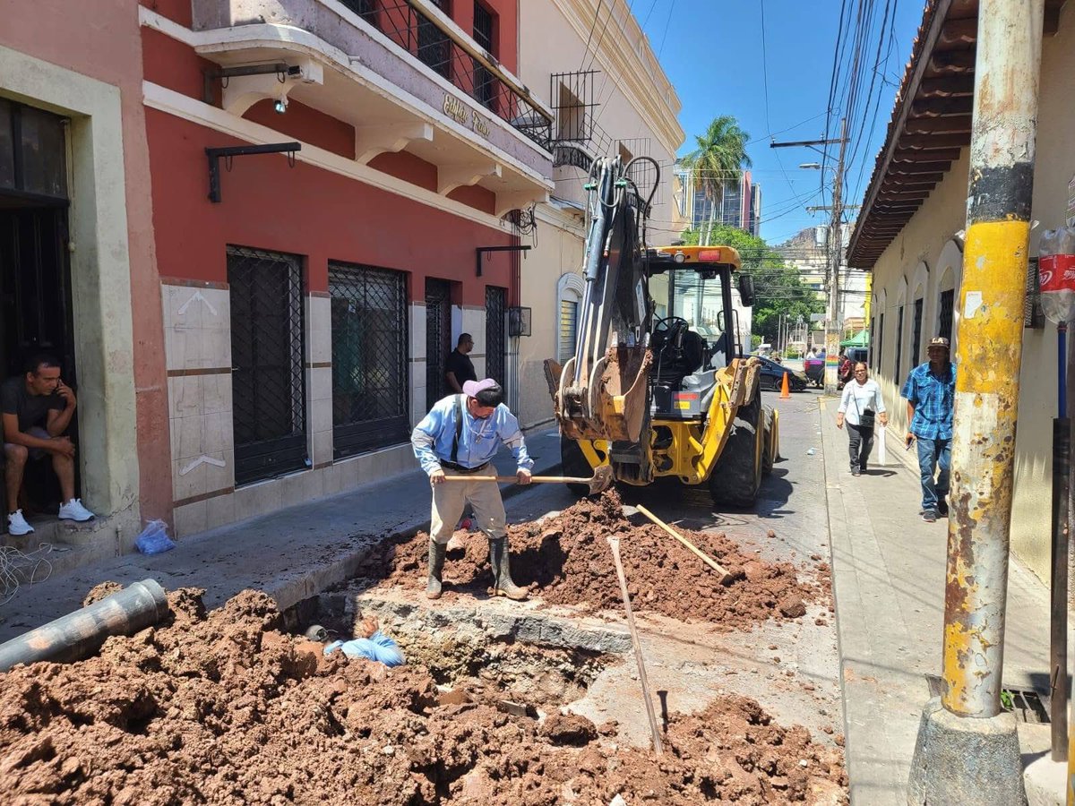 Alcaldía del Distrito Central (@alcaldiadchn) on Twitter photo Junto a las cuadrillas de la <a href="/umapsdc/">Unidad Municipal de Agua Potable y Saneamiento</a> estamos realizando el cambio de la red de distribución domiciliaria en la calle detrás de la Catedral Metropolitana en el centro de la capital. 🔧💦
Esta tubería, que estaba dañada, provocaba un derrame constante de aguas residuales y Junto a las cuadrillas de la <a href="/umapsdc/">Unidad Municipal de Agua Potable y Saneamiento</a> estamos realizando el cambio de la red de distribución domiciliaria en la calle detrás de la Catedral Metropolitana en el centro de la capital. 🔧💦
Esta tubería, que estaba dañada, provocaba un derrame constante de aguas residuales y