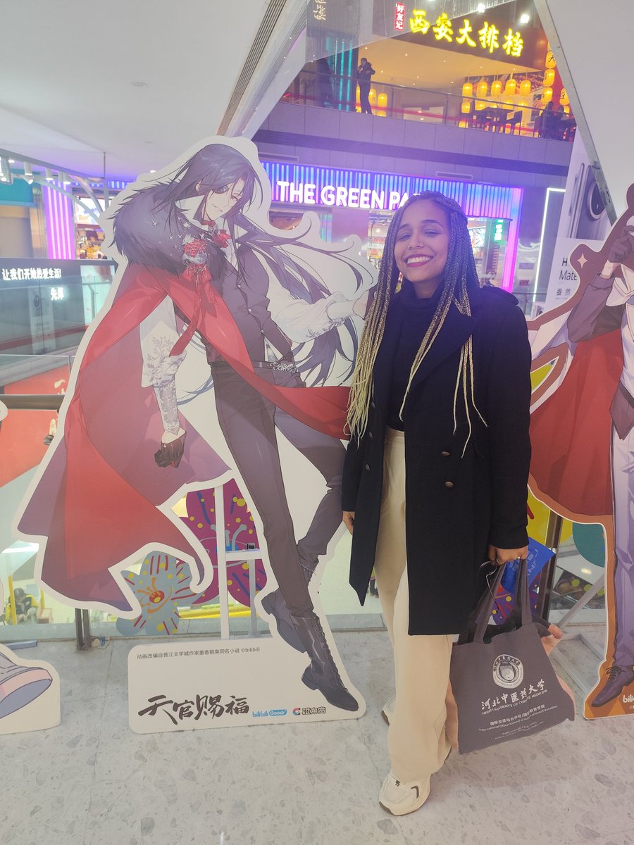 brightlarrys's tweet photo. oi gente linda! fiquei super sumida daqui mas MUITA coisa aconteceu... fui estudar um tempinho na CHINA e cenas como abaixo foram comuns do meu dia a dia 😭 toda hora esbarrando nos hualian, wangxian.. música do xz tocando todo canto, cara do yibo em tudo... se fui triste esqueci https://t.co/W10GeaQbiH