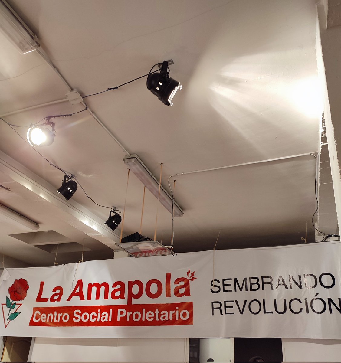 Adrian_Pvk's tweet photo. Gracias en esta ocasión a @AmapolaCsp por la difusión del manual sobre cómo destapar a un policía infiltrado.

Después de haber pasado por Zaragoza, Bilbao, Valladolid y Barcelona, los próximos fines de semana seguimos en Valencia, Burgos, Euskadi... Gracias a todxs ♥️ https://t.co/TeZPgA5bn4