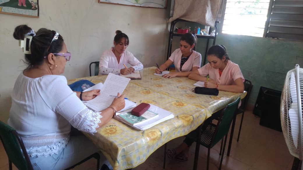 Se preparan los docentes del 2do grupo del III Perfeccionamiento #CabaiguánEduca #SanctiSpíritusEnMarcha #Cuba <a href="/MEspirituana/">@MariposaEspirituana</a> <a href="/ObraDe/">LaObraDeLaRevoluciónSS</a> <a href="/CubaMined/">MINED</a> <a href="/dgeeducacioncab/">DGE Educación Cabaiguán</a>