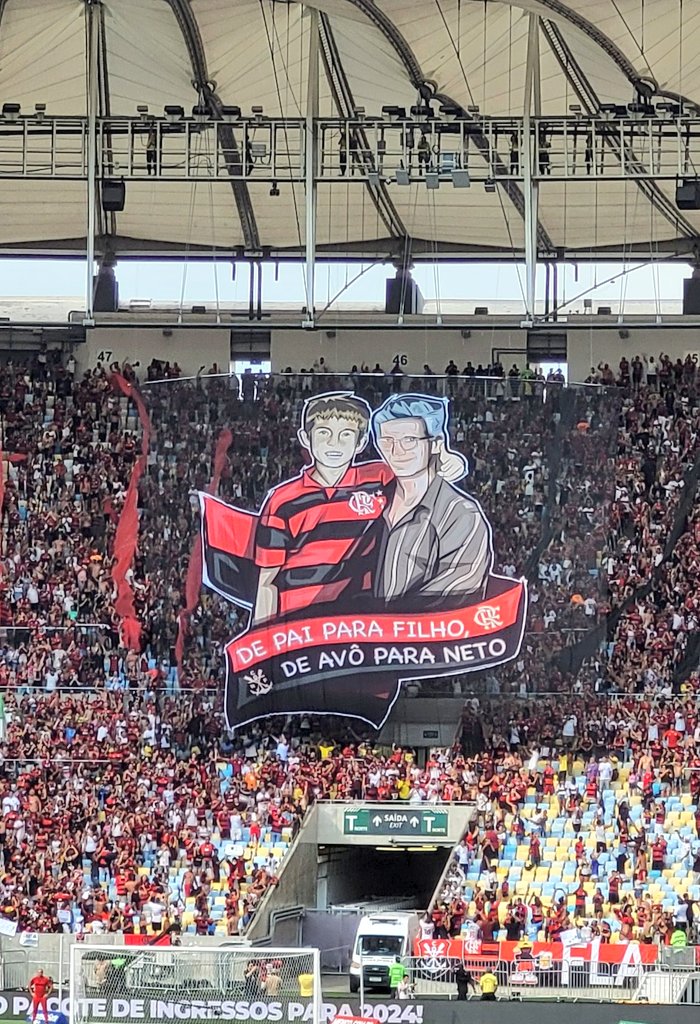 lolaalbuquerq's tweet photo. De pai para filho.
De avô para neto.

De jogador para técnico.

4 vezes campeão e 1 derrota como técnico. 
Filipe luis.
o filipinho.
Somos. ❤️🖤 https://t.co/93hrj8xxyW