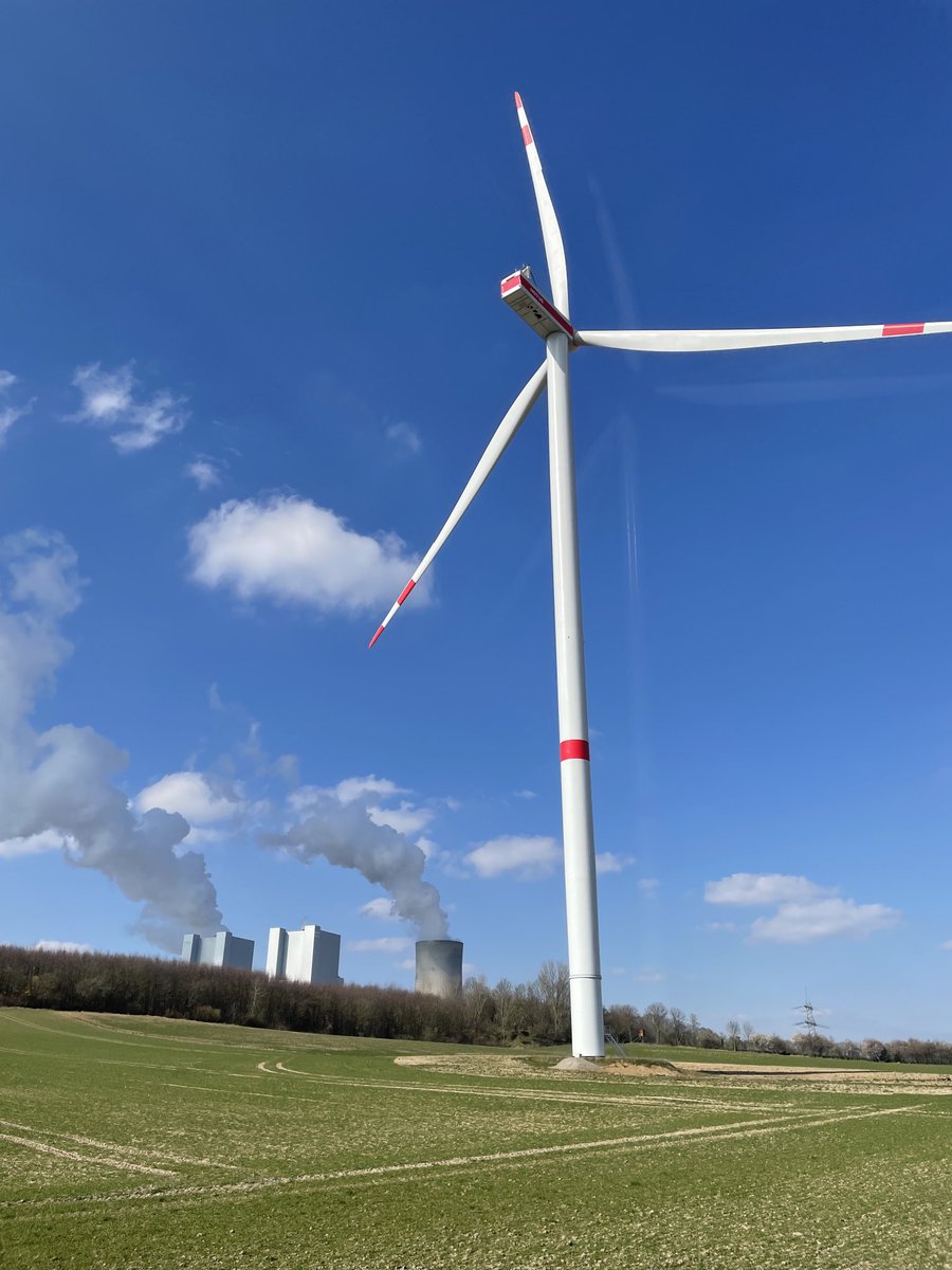 BauerWilli_org's tweet photo. Vorne 5 MW, hinten 2400 MW. https://t.co/8jHgFkyD4K