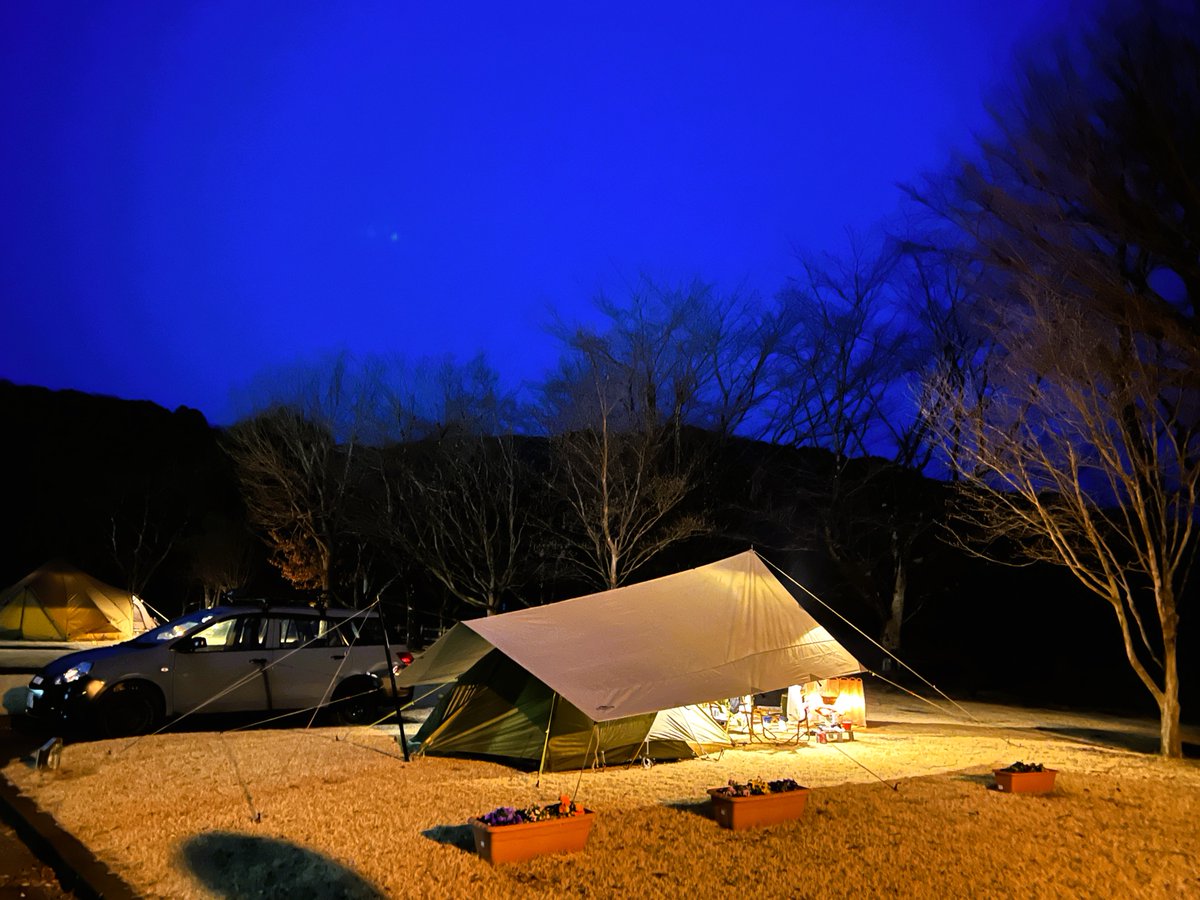 akiyuma0333's tweet photo. 雨撤収覚悟のCamping。
夕ごはんは煮込み風ハンバーグ
&バター醤油やきめしいただきました。
#雨キャンプ #coleman #touringdome
#soomloom #ハンバーグ https://t.co/59wvtDR3sK
