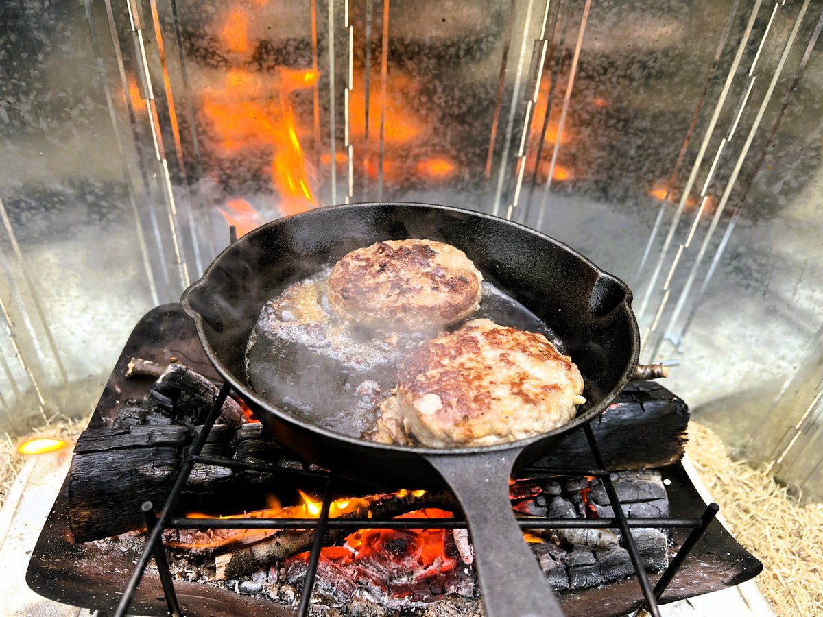 akiyuma0333's tweet photo. 雨撤収覚悟のCamping。
夕ごはんは煮込み風ハンバーグ
&バター醤油やきめしいただきました。
#雨キャンプ #coleman #touringdome
#soomloom #ハンバーグ https://t.co/59wvtDR3sK