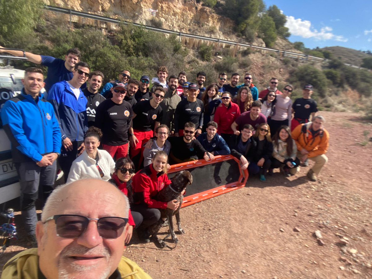 Asrm112Murcia's tweet photo. Ayer junto con voluntarios de las distintas unidades de @PCALEDO112 preparamos un simulacro sorpresa para los alumnos del Máster de Traumatología Deportiva de la @UCAM. Tuvieron que buscar 4 víctimas, estabilizarlas y evacuarlas de una zona agreste. El resultado fue sobresaliente https://t.co/hCJWd0aIev