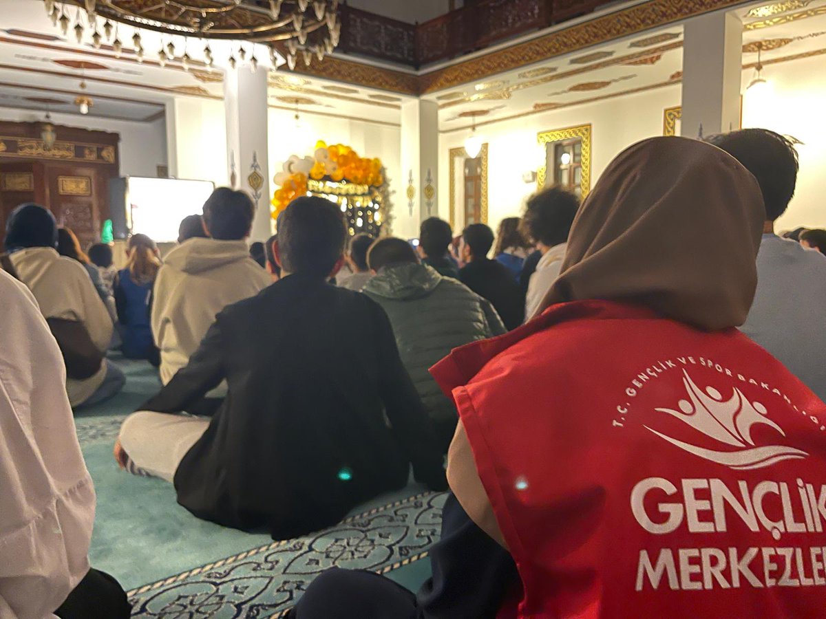 Geleneksel Hacivat ve Karagöz Oyunu ✨💫🌙 

Ramazan Etkinlikleri kapsamında gönüllü gençlerimizle birlikte Hacivat ve Karagöz Gölge Oyununu çocuklarımızla buluşturduk.

<a href="/OA_BAK/">Dr. Osman Aşkın Bak</a> <a href="/gencliksporbak/">Gençlik ve Spor Bakanlığı 🇹🇷</a>