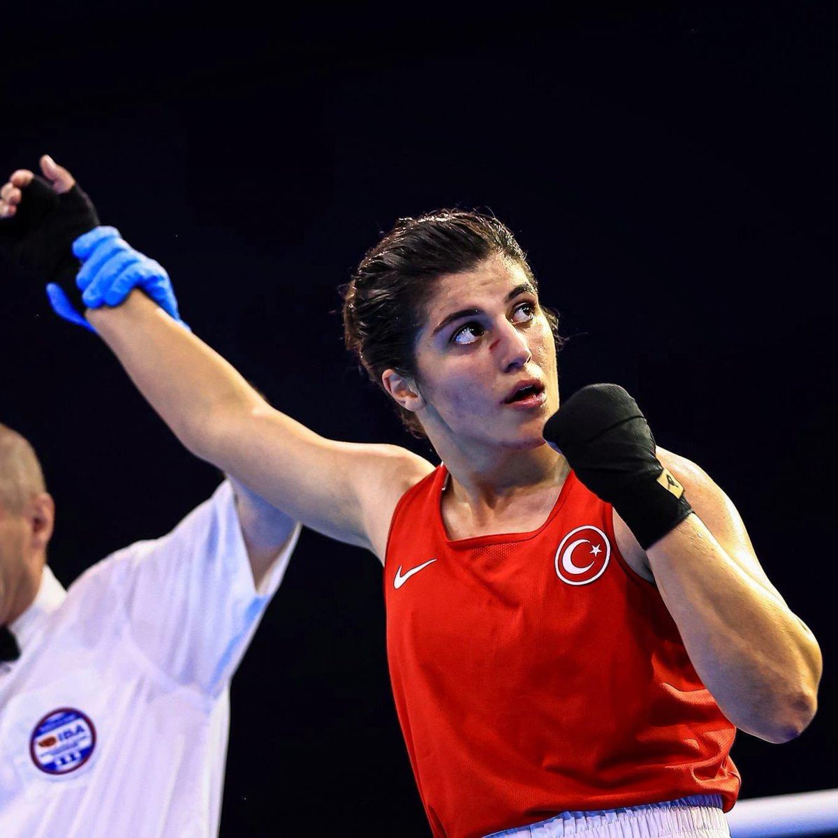 Milli gururumuz Busenaz Sürmeneli, Kadınlar Dünya Boks Şampiyonası 66 kilo finalinde rakibini yenerek 3. kez Dünya Şampiyonu oldu! 🇹🇷🥇

Tebrikler Şampiyon! 👏🔥

#BuseNaz 
#Türkiye
#busenazsürmeneli