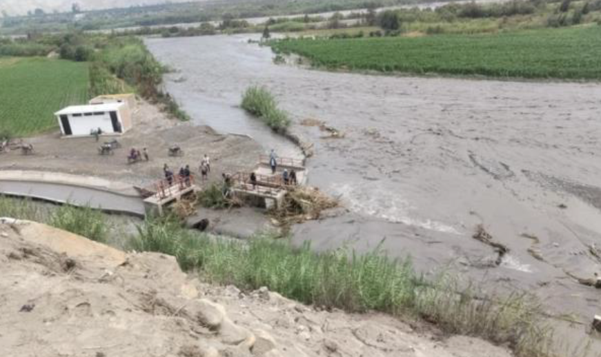 COENPeru's tweet photo. Lima: esta madrugada de produjo una #Inundación en el CP Roncador, distrito y provincia de Barranca, debido al #Desborde del río #Pativilca, que causó daños en viviendas, servicios básicos y agricultura. (1/2) https://t.co/kTpXiE4Ima