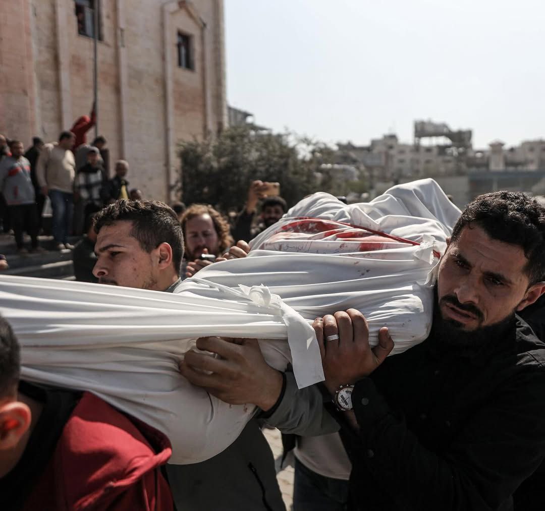 sahabatalaqsha's tweet photo. Keluarga Palestina melepas orang-orang tercinta yang dibunuh dalam pembantaian "Israel", kemarin (15-3-2025), di Beit Lahiya. Serangan yang dilakukan oleh drone Zionis ini mengakibatkan sembilan warga sipil syahid, termasuk tiga jurnalis.

@QudsNen
@sahabatalaqsha https://t.co/AYzKlC0FGt