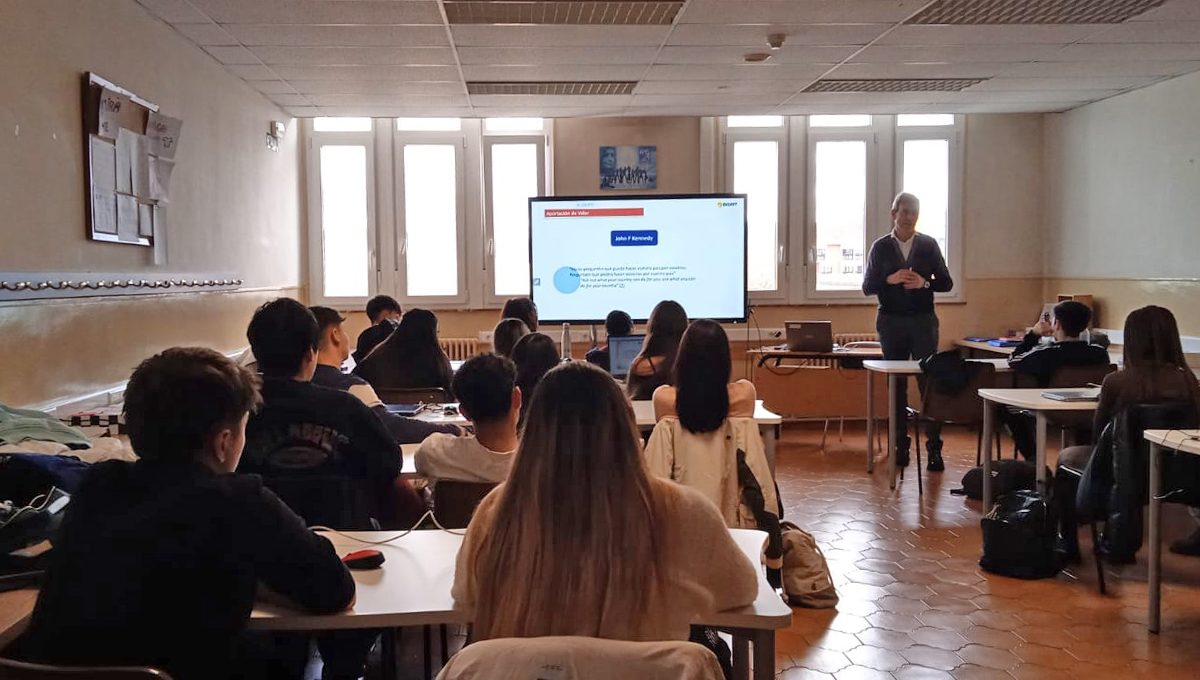 👩‍🎓🧑‍🎓 VI edición del programa «La Empresa Familiar en las Aulas» | #DavidZabalza (#GrupoLogísticoDisayt) inspira a los futuros profesionales del centro <a href="/M_INMACULADA_AB/">María Inmaculada AB</a>

👉 VI edición del programa «La Empresa Familiar en las Aulas». #EmpresaFamiliar adefan.es/david-zabalza-…