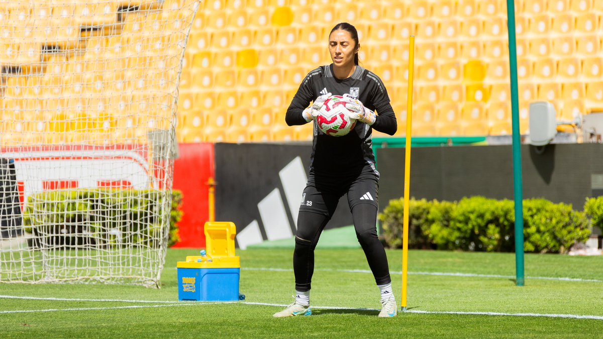 TigresFemenil's tweet photo. 🥅🧤 Reflejos y mucha atención en el arco. https://t.co/yo8lUoaAn0