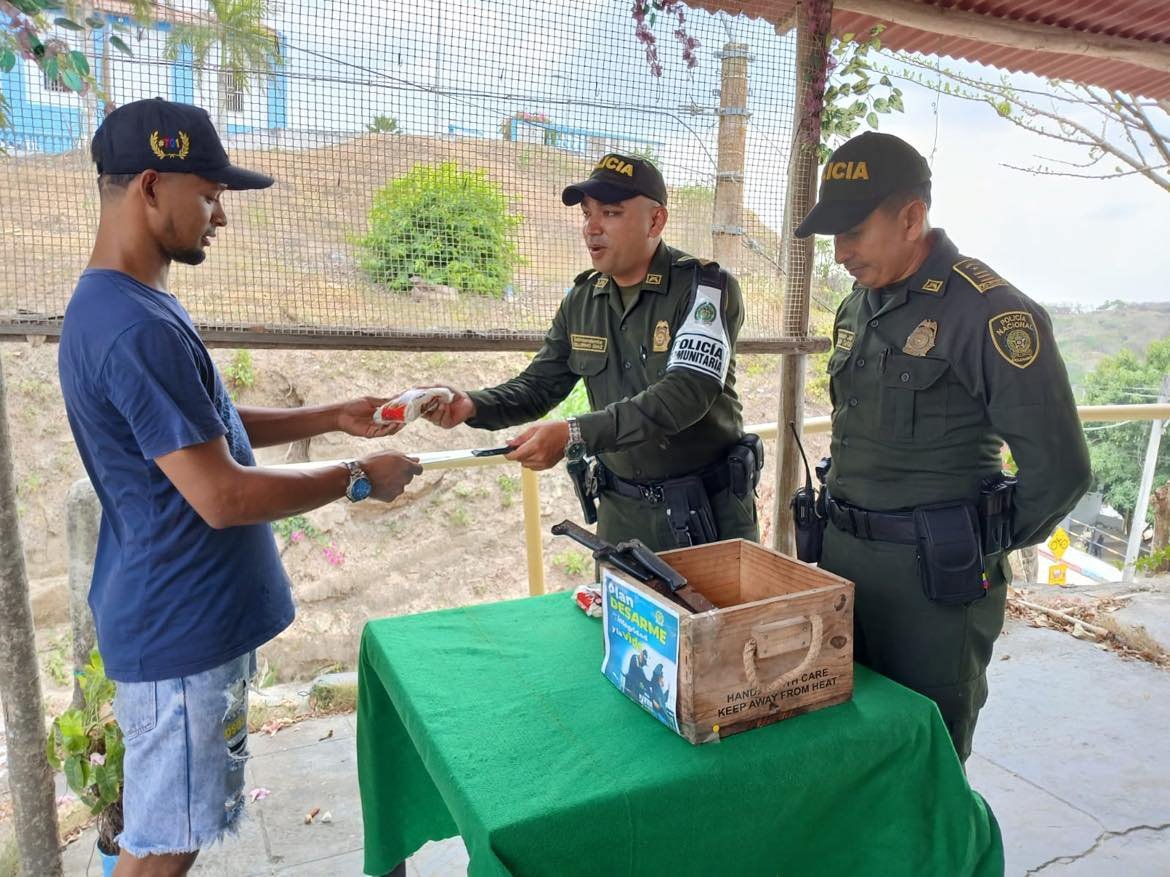 PoliciAtlantico's tweet photo. #Hoy | En el marco del nuevo modelo del servicio Policía orientado a las personas y los territorios,  unidades de Policía en #Usiacurí, realizaron en el barrio Sal si Puedes una jornada de #PlanDesarme. Buscamos prevenir las lesiones personales u homicidio. #TrinomioDeLaSeguridad https://t.co/1k6Is0KEpS
