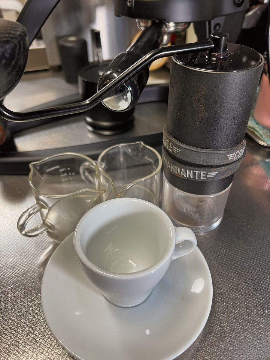 sendai_jyouhou's tweet photo. スタンダードコーヒー ホワイトデーゲイシャブレンド
R&D Espresso Lab の PESADO Basket で抽出
Flair 58+ In 16g Out 32g Pesad Basket、
コマンダンテ Red clix の挽目 16 (次回は 14 で試したい)
#エスプレッソ #variavs3 #pesadobasket #commandante #redclix #blindshader #flairespresso #珈琲
