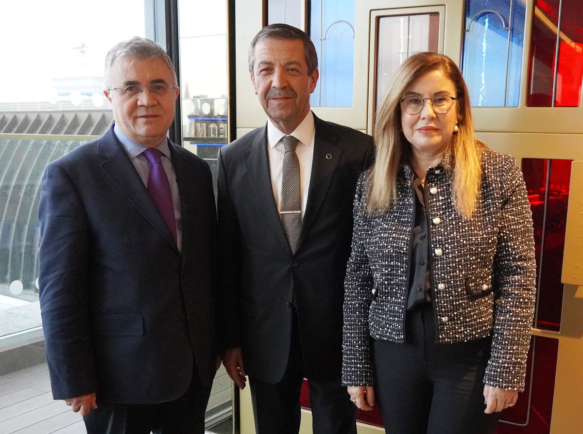 İngiltere’de görev yaptığı 1990’lardan tanıştığımız KKTC Dışişleri Bakanı Tahsih Ertuğruloğlu ve eşi Prof. Dr. Oya Ertuğruloğlu hanımefendi ile, uzun bir aradan sonra bir program için geldikleri Londra’da görüştük.