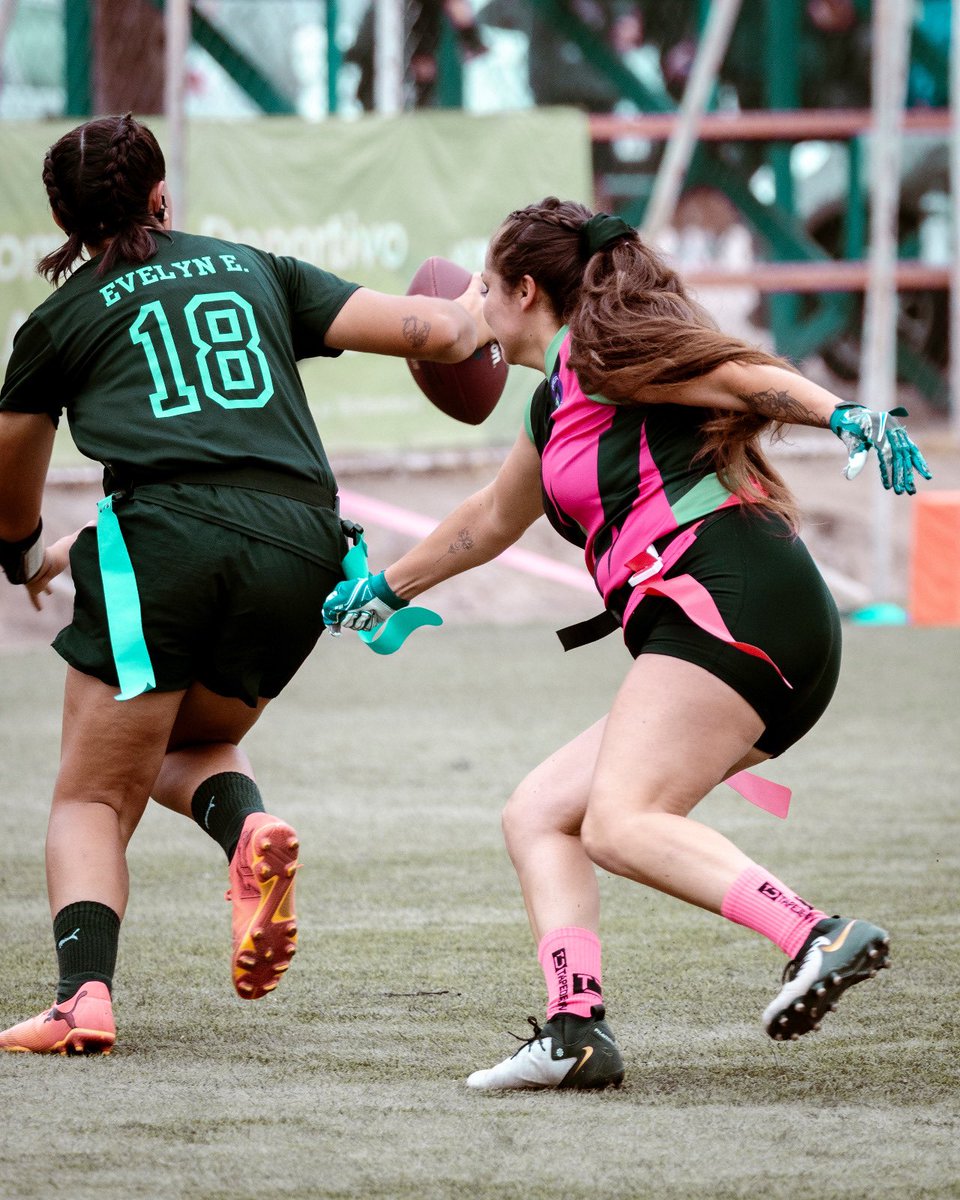 FLAG FOOTBAL EN PUENTE ALTO

Decenas de deportistas en torno a una disciplina emergente, haciendo del deporte un lugar de encuentro, compitiendo y compartiendo, siendo el Complejo Deportivo Amador Donoso el lugar donde se vivió el "Torneo Espacial de Flag Footbal".
