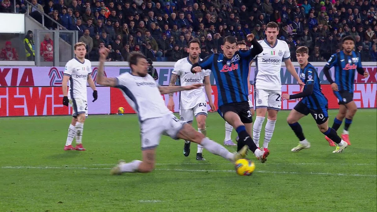 raffaelecaru's tweet photo. Prestazione senza senso di Acerbi. Senza senso.

Nella top3 mondiale dei difensori. Una lezione ACCADEMICA. #FCIM #Acerbi #AtalantaInter https://t.co/LseRkXK8D0