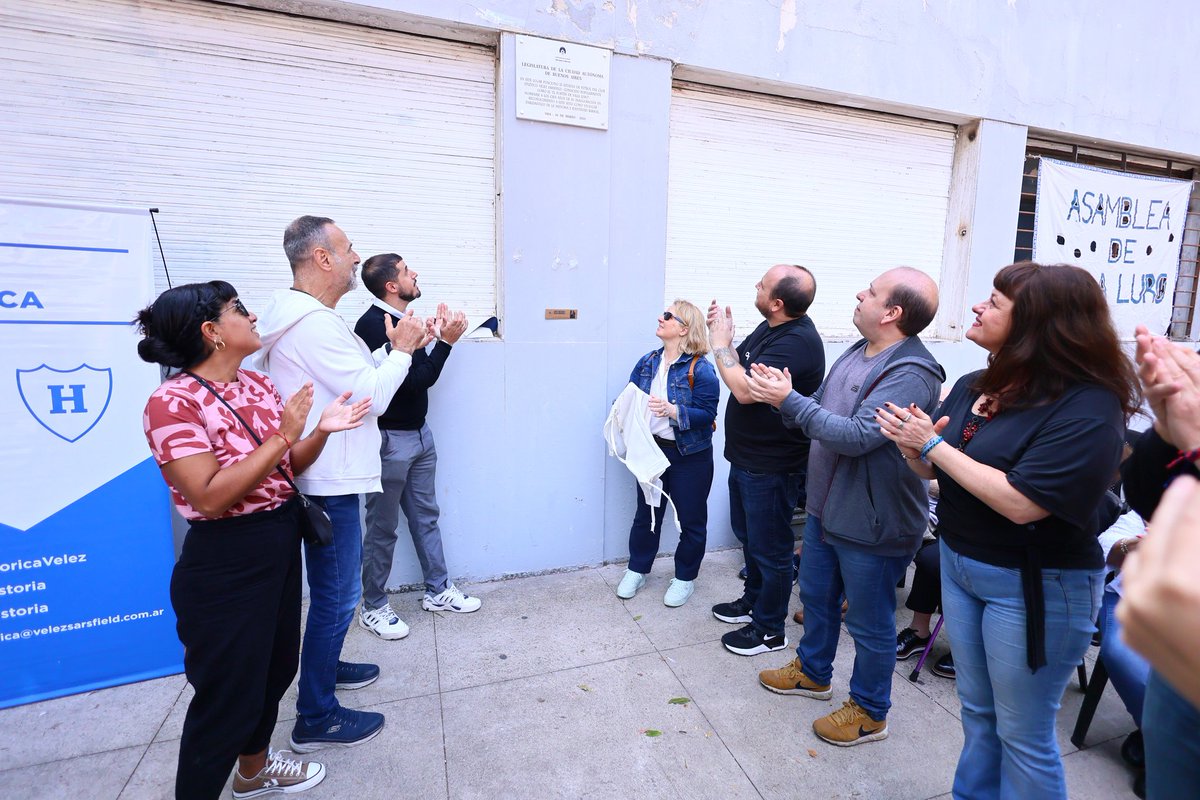 🙌🏼 HISTÓRICO RECONOCIMIENTO

Ayer se colocó una placa conmemorativa donde se ubicó "El Fortín de Villa Luro".

Homenaje a nuestra identidad social y los valores culturales del Club 💙

👨🏻‍💻 velez.com.ar/cultura/notas/…