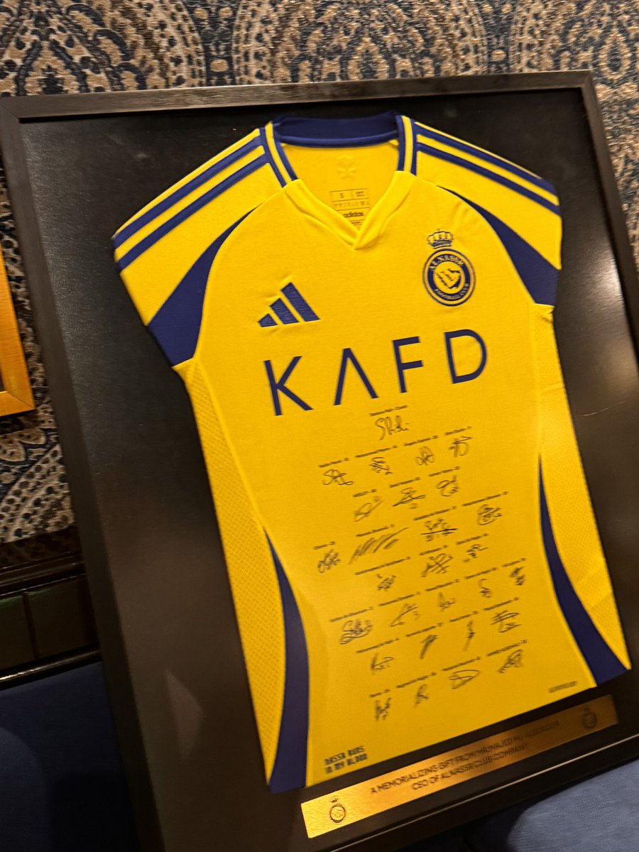 هناك هدايا لاتقدر بثمن 

شكراً ادارة نادي النصر على الهديه القيمه واللتي نتشرف فيها بتوقيع من نجوم الكيان 💛💙💛 واللتي تزين فيها مجلسنا 
شكرا من القلب 💛 

ودائما نرددها 

احبك يا نصر والله احبك 💛💙💛

#النصر