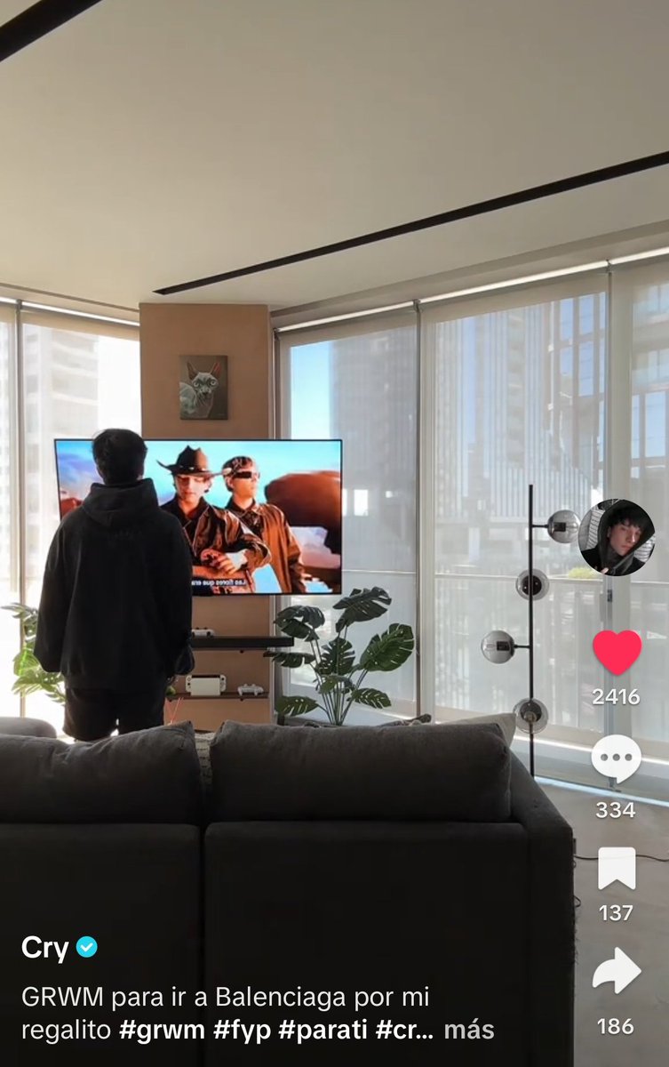 ChamitxsGlobal's tweet photo. Nuestro emo favorito está escuchando la canción de 
3AM LFQEPT 🤠💐

¿Y tú ya la escuchaste?

@xCryboy en tiktok https://t.co/fg6VM3fbTK
