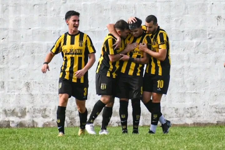 elnacional_ta's tweet photo. TRIUNFO Y CLASIFICACIÓN 

Con gol de Panchito Cejas, El Nacional le ganó a Copetonas 1 a 0, por los Octavos de final de la Copa Ciudad y accedió a Cuartos.

Vamos Los Pibes, Vamos Decano!!! https://t.co/JZulBfVm8k