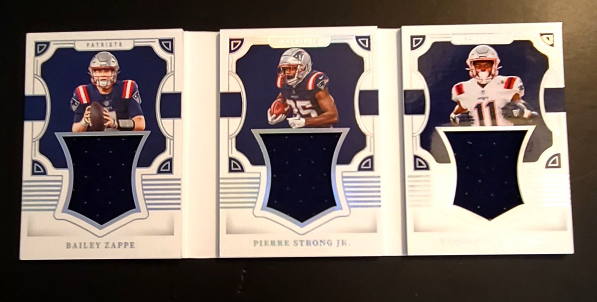 RFPJR21296's tweet image. Shout out to @OhanaCardBreaks for the package from the recent break with bonus NT /25 Rookie Patriots book. Also, thank you to Kcall for the Prizm Green Rc Emergent Drake Maye. Some nice pulls below as always 🤙ohana 🤝 to you guys.