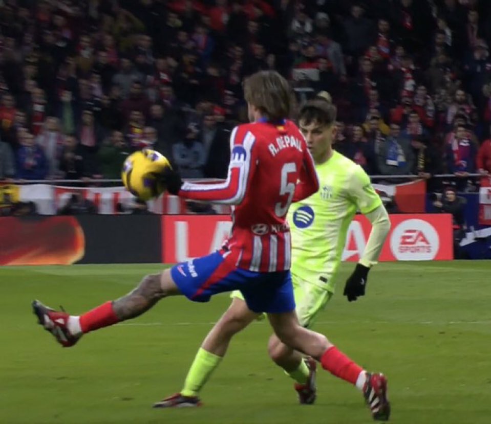 FCBOpinion_'s tweet photo. El Barça se lleva la victoria en un partido que fue directamente perjudicado por el arbitraje. El gol de Sørloth debió ser anulado por mano clara de Rodrigo de Paul.
Que grande es este Barça🔥💪🏻💙❤️ https://t.co/jWhMVzdLbk